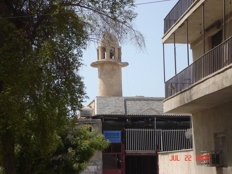 گلدسته‌ی مسجد از زاویه‌ی جنوبی به سختی دیده می‌شود.